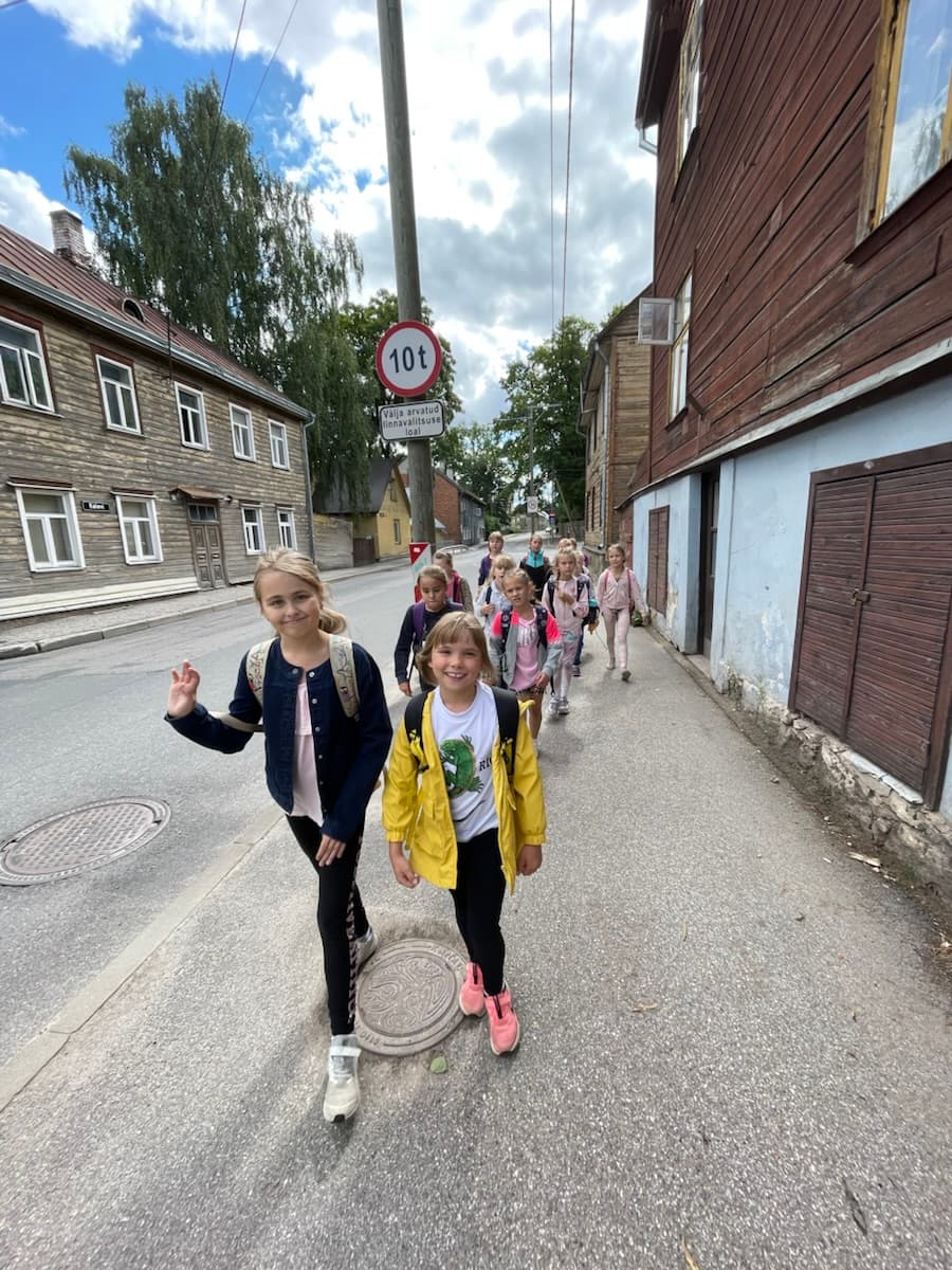 Suvekooli lapsed päikeselisel Tartu tänaval