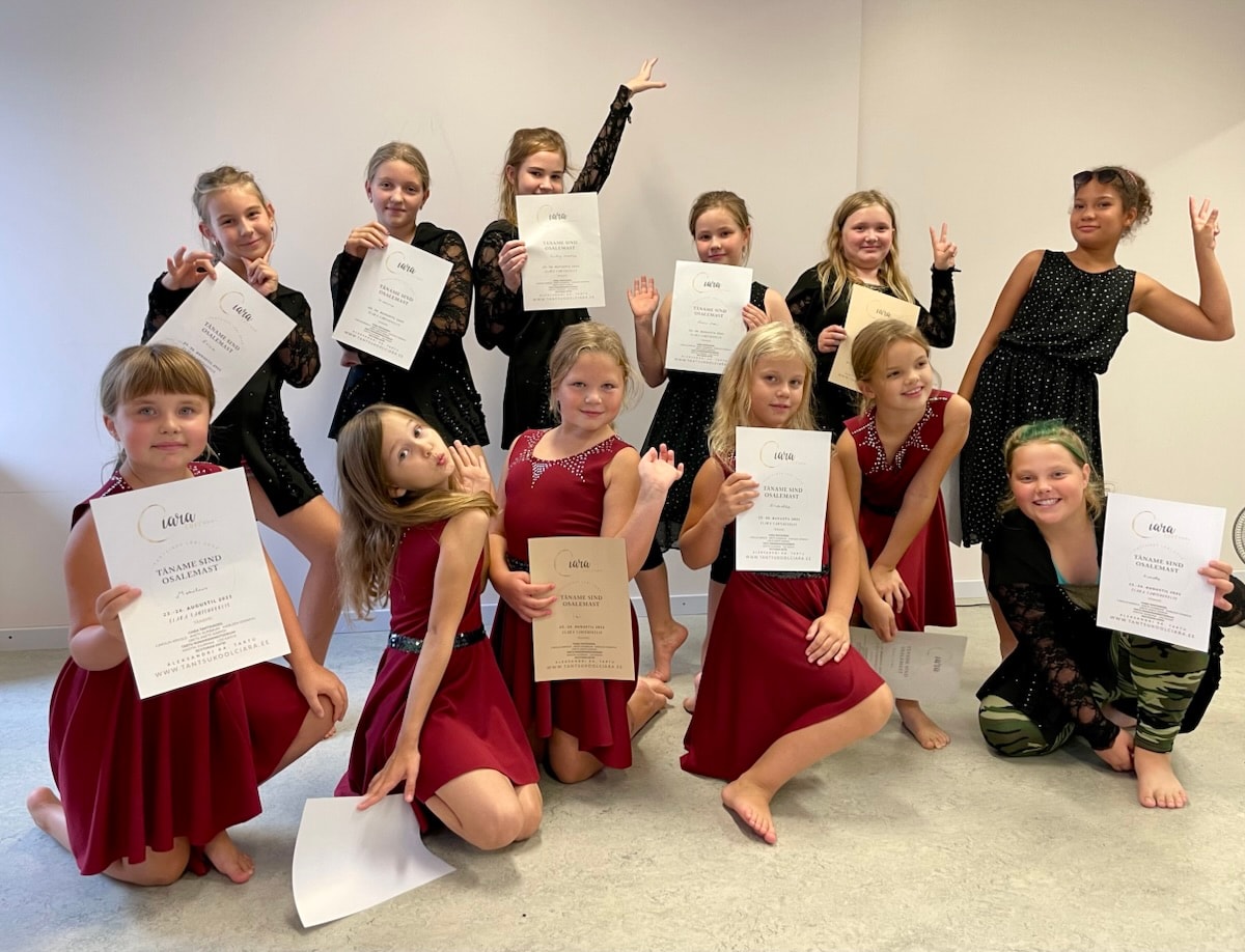 Rõõmus lõpupilt suvekooli tunnistustega