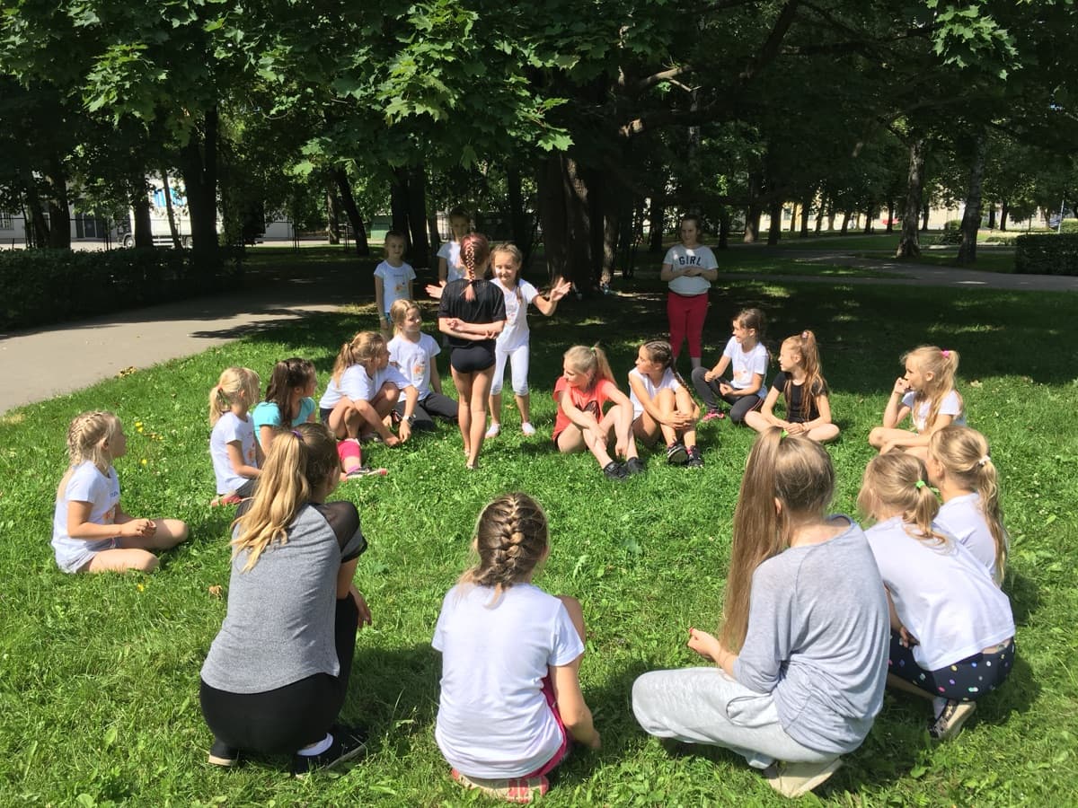 Suvekooli lapsed pargis murul